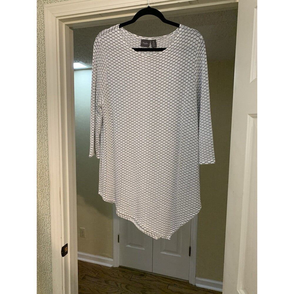 CHICO’S “Travelers” Size 3 (XL) Black White Textured Asymmetrical Knit Top